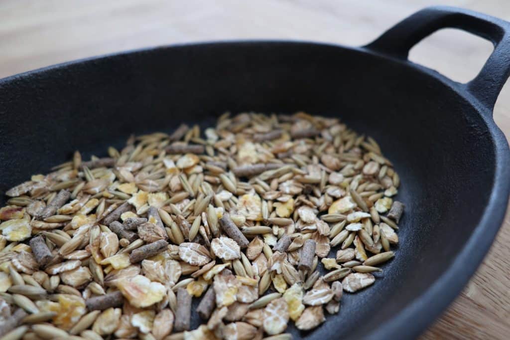 Müsli für nervöse Pferde in einer schwarzen Schale.